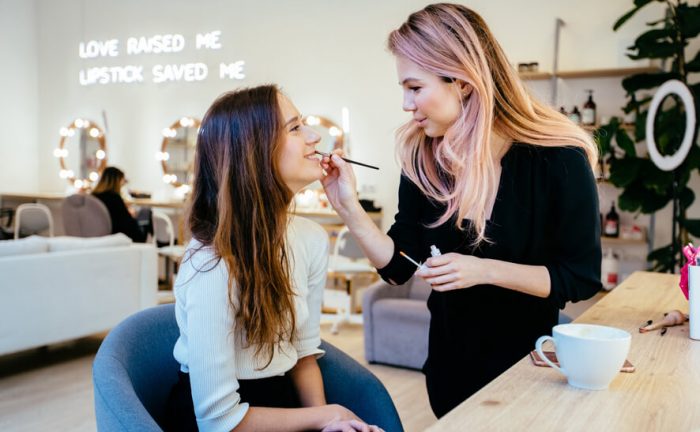 Dicas de como iniciar uma conversa com os clientes de seu salão