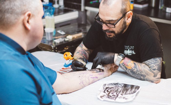 Quais as semelhanças entre salões e estúdios de tatuagem?